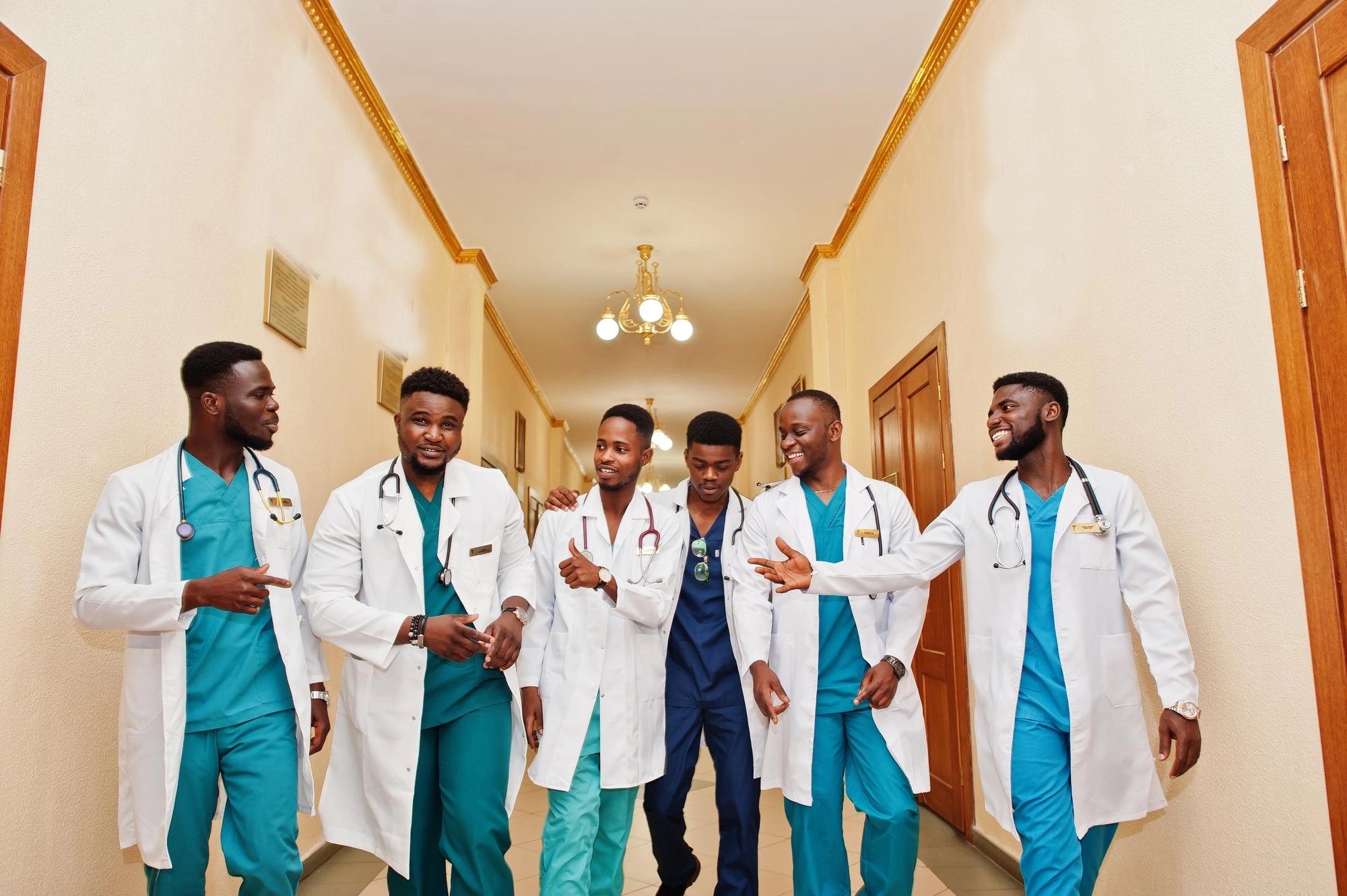 groupe-etudiants-medecine-africains-sexe-masculin-universite